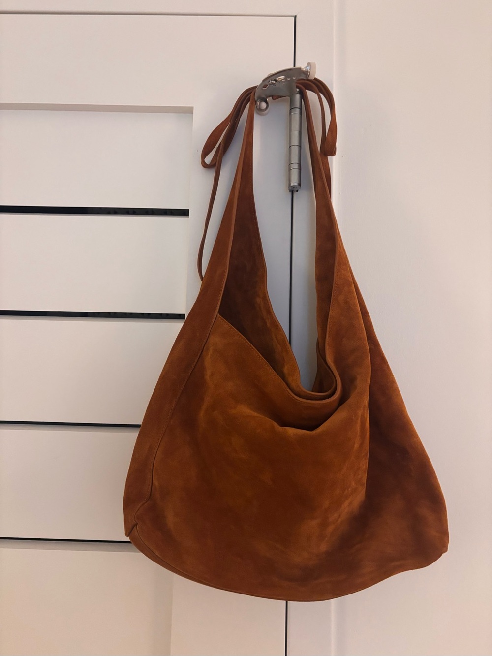 Reformation Medium Vittoria Tote in Couro Suede - Picture 3 of 5